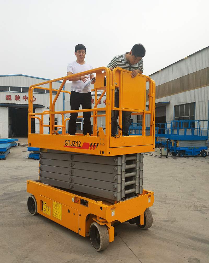 自行剪叉式升降平臺(tái)